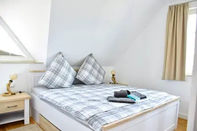 Ein Bett oder Betten in einem Zimmer der Unterkunft Sturmvogel 2 - Strandnahes Ferienhaus in Zingst