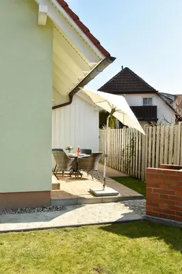 Ein Garten an der Unterkunft Sturmvogel 2 - Strandnahes Ferienhaus in Zingst