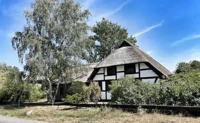 Das Gebäude in dem sich das Ferienhaus befindet