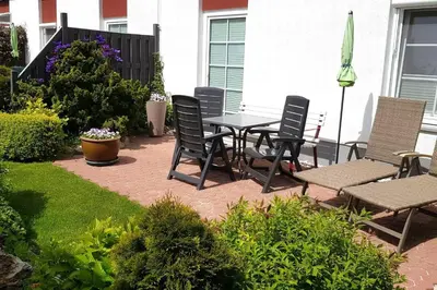 Ein Garten an der Unterkunft Zwischen Meer und Bodden App 04