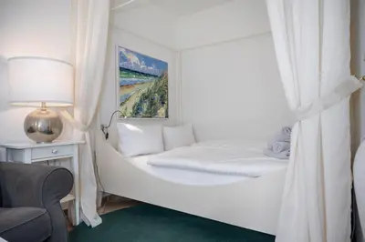 Ein Bett oder Betten in einem Zimmer der Unterkunft Born - Wieck Ferienwohnung Wildrose