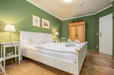 Ein Bett oder Betten in einem Zimmer der Unterkunft Born - Wieck Ferienwohnung Wildrose