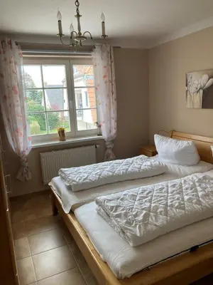 Ein Bett oder Betten in einem Zimmer der Unterkunft Ferienwohnung 1 Strandstraße 55