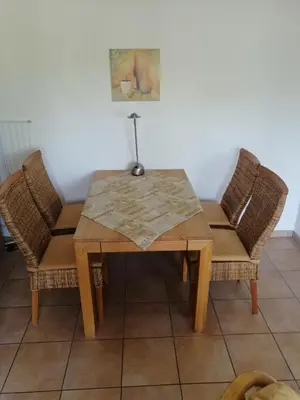 Ein Sitzbereich in der Unterkunft Ferienwohnung 1 Strandstraße 55