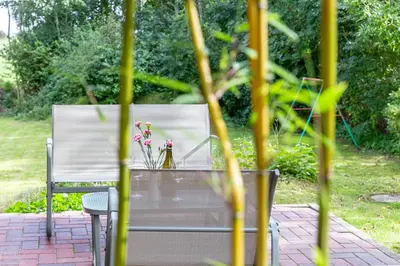 Ein Garten an der Unterkunft Boddenräuber 1