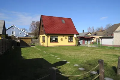Das Gebäude in dem sich das Ferienhaus befindet
