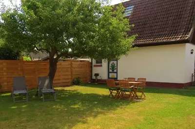 Ein Garten an der Unterkunft Ferienhaus Prerow