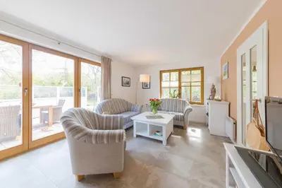 Ein Sitzbereich in der Unterkunft Ferienhaus Dierhagen am Deich