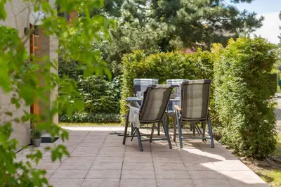 Ein Garten an der Unterkunft Doppelhaushälfte Wustrow