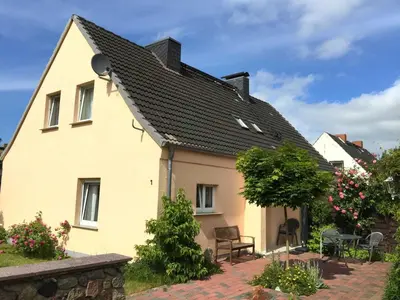 Das Gebäude in dem sich das Ferienhaus befindet