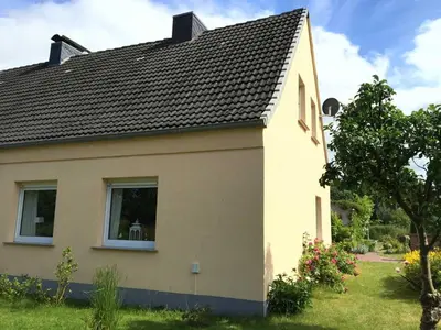 Ein Garten an der Unterkunft Ferienhaus in Bartelshagen II