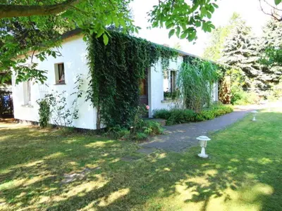 Ein Garten an der Unterkunft Ferienhaus mit Garten am Bodstedter Bodden