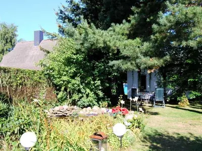 Ein Garten an der Unterkunft Ferienhaus mit Garten am Bodstedter Bodden