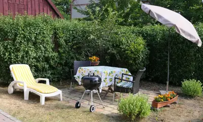 Ein Garten an der Unterkunft Kapitänshaus in Strandnähe in Prerow