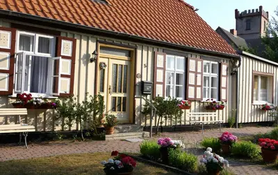 Ein Garten an der Unterkunft Kapitänshaus in Strandnähe in Prerow