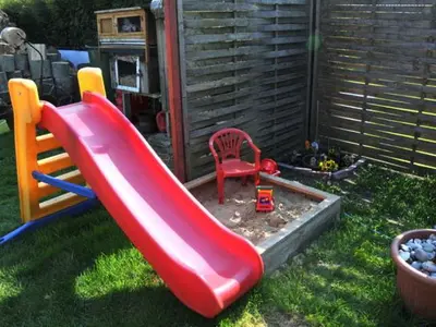 Ein Kinderspielbereich in der Unterkunft Ferienwohnung Neuendorf