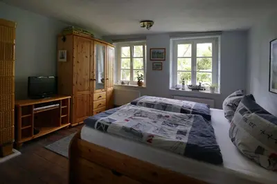 Ein Bett oder Betten in einem Zimmer der Unterkunft Ferienwohnung im historischen Bauernhaus