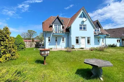 Ein Garten an der Unterkunft Holiday 1