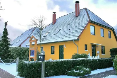 Das Gebäude in dem sich das Ferienhaus befindet