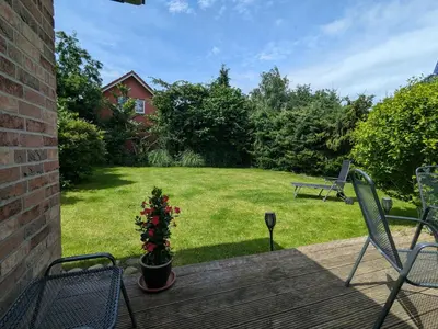 Ein Garten an der Unterkunft An de Bäk - Dat Dardel Hus