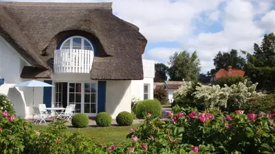 Ein Garten an der Unterkunft Am Boddenweg - Sunddriewer