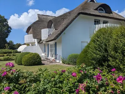 Ein Garten an der Unterkunft Am Boddenweg - Sunddriewer