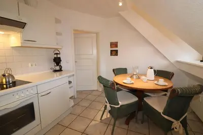 Küche/Küchenzeile in der Unterkunft Am Boddenweg - Windsbraut