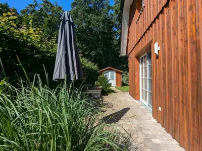 Ein Garten an der Unterkunft Am Wald