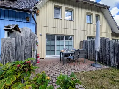 Das Gebäude in dem sich das Ferienhaus befindet