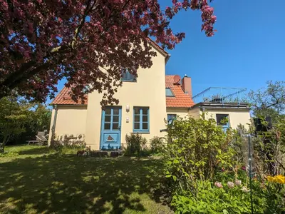 Ein Garten an der Unterkunft Boddenblick