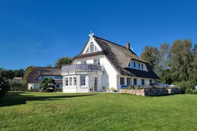 Ein Garten an der Unterkunft Boddenland 2