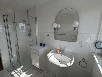 Ein Badezimmer in der Unterkunft Boddenland 2