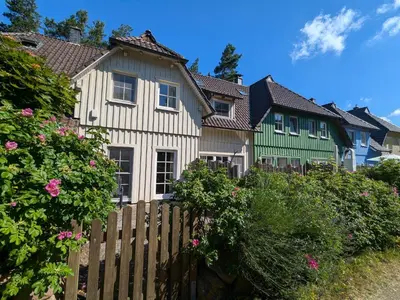 Das Gebäude in dem sich das Ferienhaus befindet