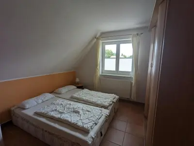 Ein Bett oder Betten in einem Zimmer der Unterkunft Kranichnest