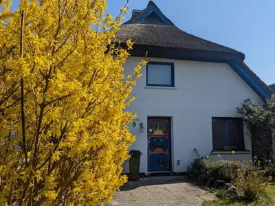 Das Gebäude in dem sich das Ferienhaus befindet