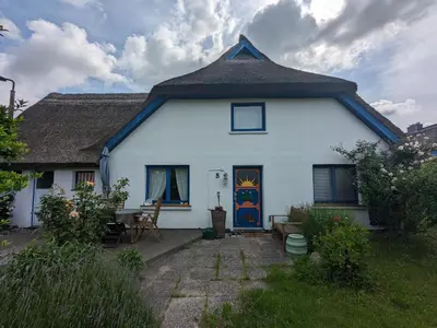 Das Gebäude in dem sich das Ferienhaus befindet