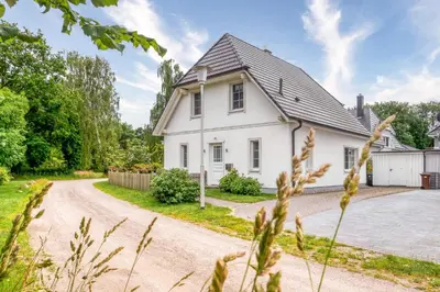 Das Gebäude in dem sich das Ferienhaus befindet