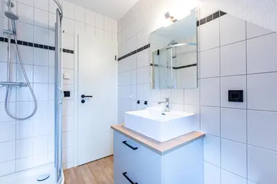 Ein Badezimmer in der Unterkunft Boddenblick 1