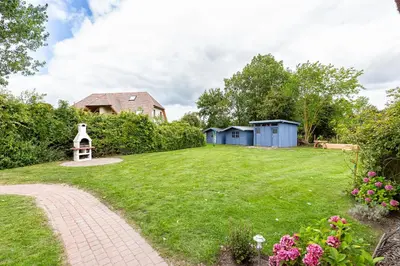 Ein Garten an der Unterkunft Boddenblick 1