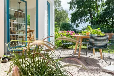 Ein Garten an der Unterkunft Boddenblick 1