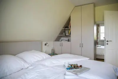 Ein Bett oder Betten in einem Zimmer der Unterkunft Luxus Reetdachhaus in Fuhlendorf mit Sauna