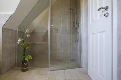 Ein Badezimmer in der Unterkunft Luxus Reetdachhaus in Fuhlendorf mit Sauna