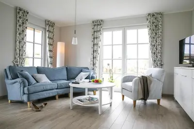 Ein Sitzbereich in der Unterkunft Luxus Reetdachhaus in Fuhlendorf mit Sauna