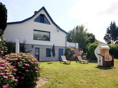 Ein Garten an der Unterkunft Ferienhaus am Schilfufer in Barth