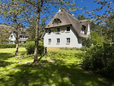 Ein Garten an der Unterkunft Achtern Diek Haus 11 Wohnung 7 