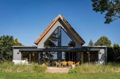 Das Gebäude in dem sich das Ferienhaus befindet