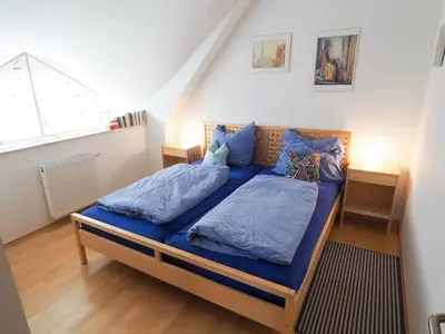 Ein Bett oder Betten in einem Zimmer der Unterkunft Historisches Bauernhaus Zingst Ferienwohnung Meuder-Heuboden