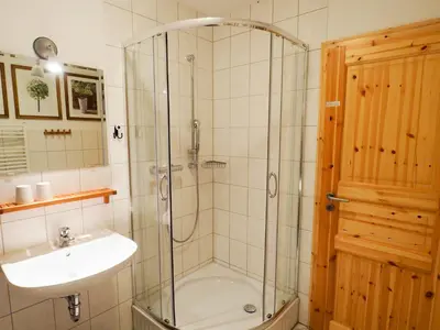 Ein Badezimmer in der Unterkunft Historisches Bauernhaus Zingst Ferienwohnung Meuder-Heuboden