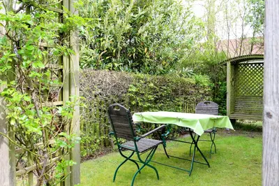 Ein Garten an der Unterkunft Historisches Bauernhaus Zingst Ferienwohnung Meuder-Heuboden