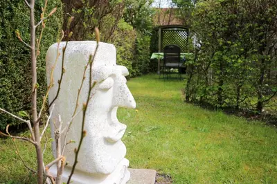 Ein Garten an der Unterkunft Historisches Bauernhaus Zingst Ferienwohnung Meuder-Heuboden